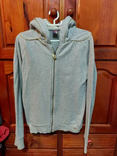 Casaco de Moletom Cinza com Detalhes Dourados