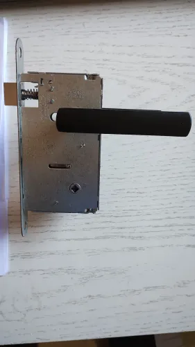 Fechadura preta com tranca interna