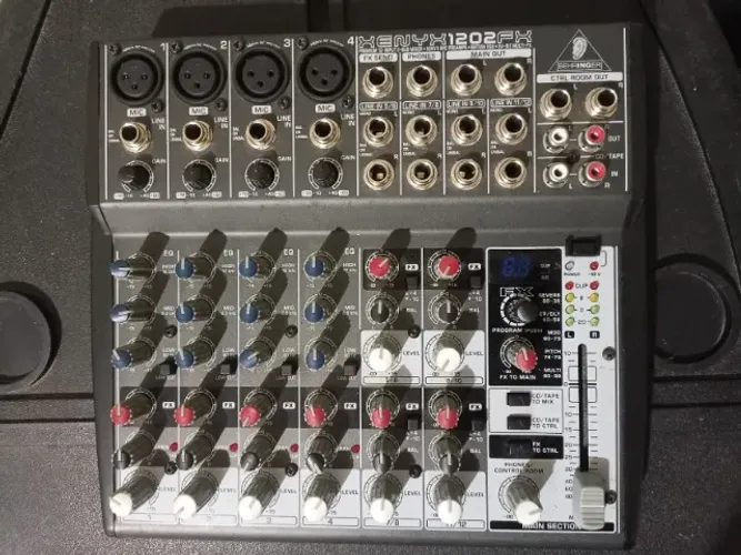 Mesa de Som Behringer Xenyx 1202SFX 12 Canais