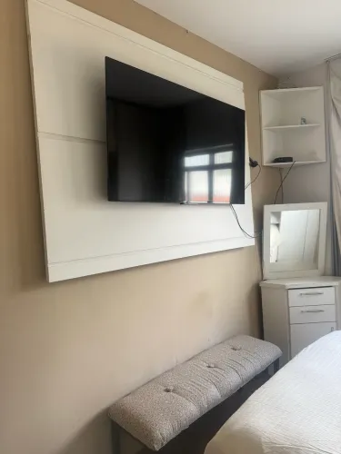 2 Armários de canto,espelho e painel de Tv|