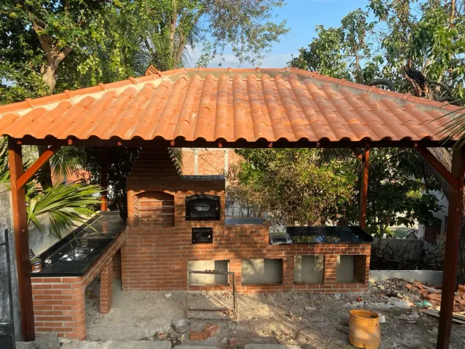 Churrasqueira e telhado colonial 