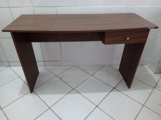 Mesa de escritório ou estudos com gaveta e cantoneira