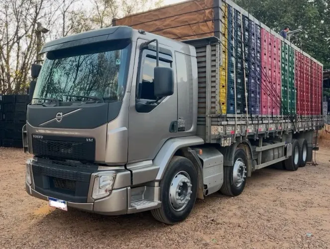 Caminhão Volvo vm 330 8x2 2p