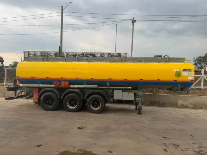 Carreta tanque impecável