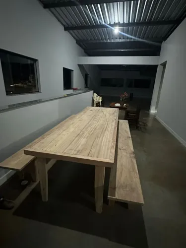 Mesa de jantar  grande de madeira nobre Ângico com 2  bancos 