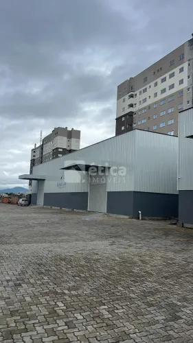 Locação de Galpão em Itajaí, 740m , escritório, 2 portões e pé direito de 6,8m