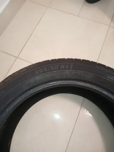(02) Pneu 205/50 R17