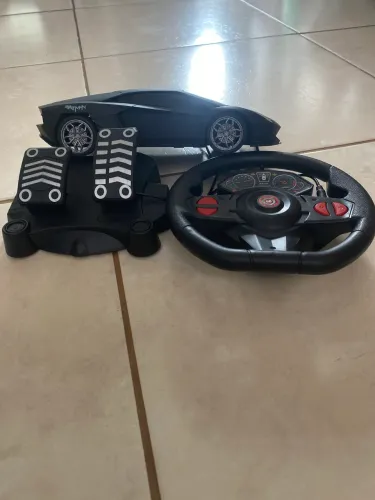 Carrinho Batman com controle remoto e pedal