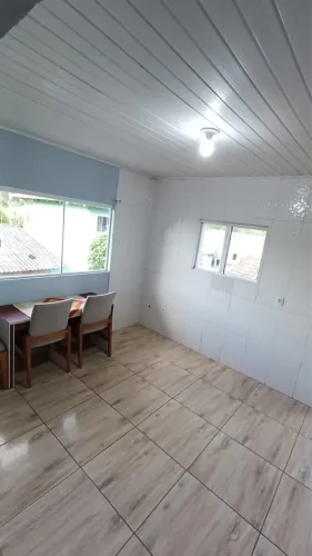 Apartamento 1 quarto na Vargem Grande, pátio compartilhado, semi mobiliado.