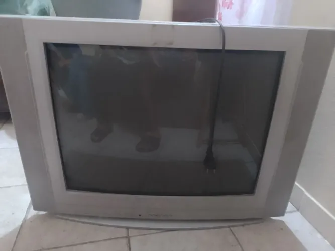 Televisão antiga funcionando
