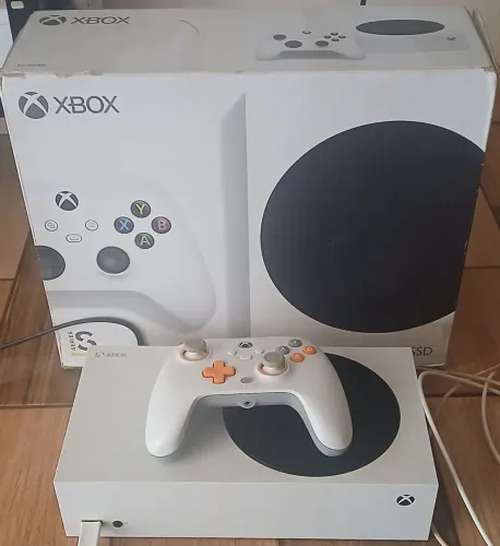 Xbox Series S Completo c/Caixa, Manuais e Controle com fio Gamesir T7<br><br>*R$ 1699!* 