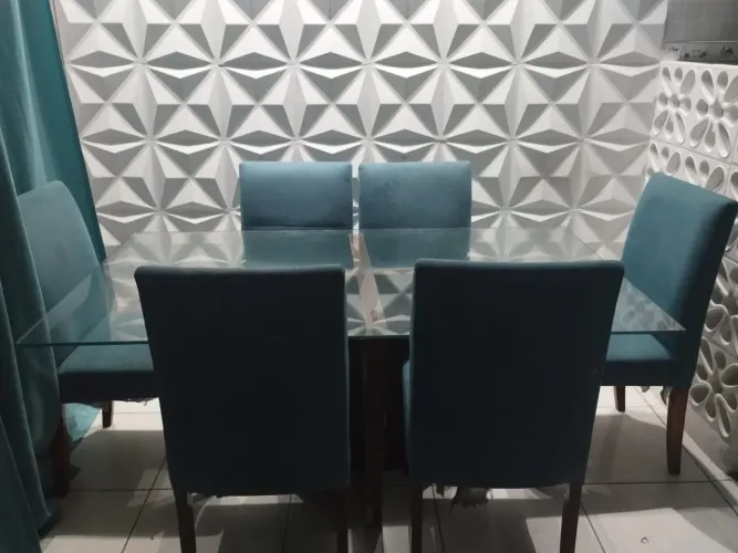 Mesa de vidro com 6 lugares - Cor das cadeiras azul marinho
