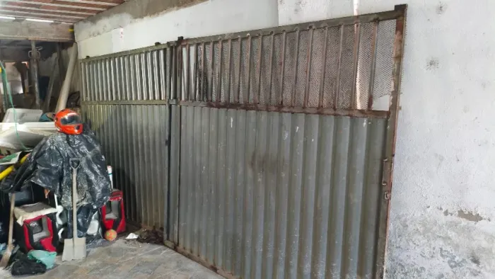 2 portões em ferro galvanizado e 3 janelas