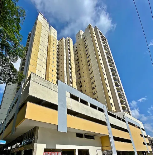 Apartamento com varanda e 2 quartos na Avenida Barão do Rio Branco para locação