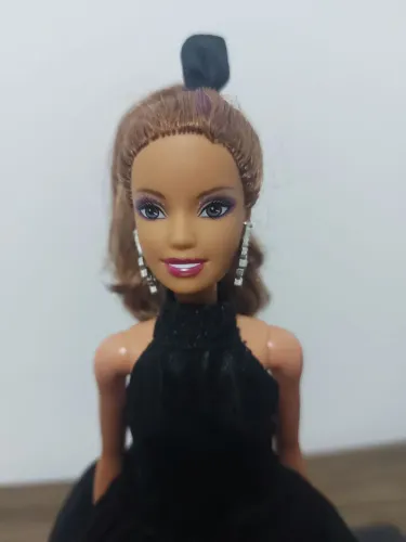 Barbie mosqueteiras com looks gótico.