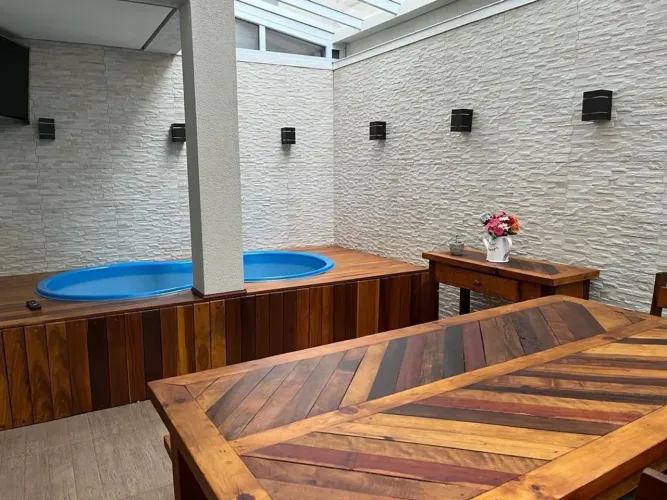 Sobrado em condomínio fechado no Parque São Domingos, 3 suítes e 4 vagas, piscina e churra