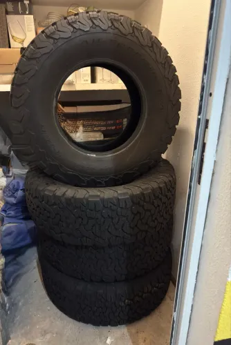 Jogo de pneus BFGoodrich Aro 17 All Terrain T/A KO2 315/70R17 121/118S 10 Lonas