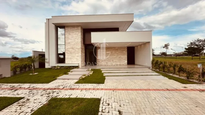 CASA COM 03 SUITES À VENDA POR R$ 1.950.000,00 NO CONDOMÍNIO FECHADO PLATINI EM SINOP/MT -