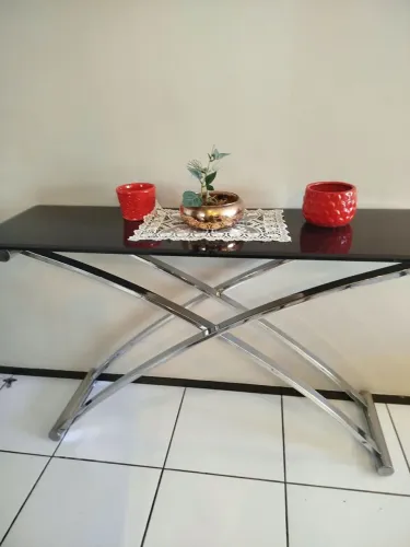 Consolio preto de vidro e base de metal