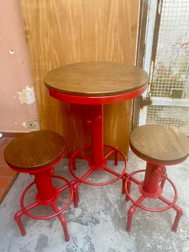 Mesa e Banquetas Bristrô