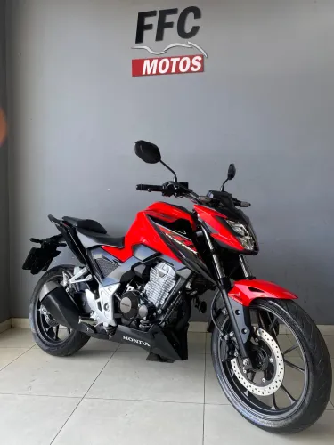 CB300F ano 2023 ABS Faço Financiamento