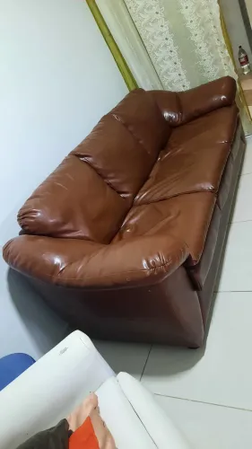 Vendo sofá em couro marrom 3 lugares