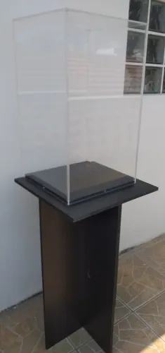 Vitrine em acrílico com base madeira MDF desmontável