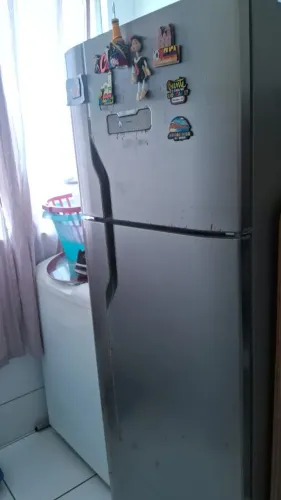 Geladeira duas portas fros free com algumas marcas de avaria mas está funcionando normal