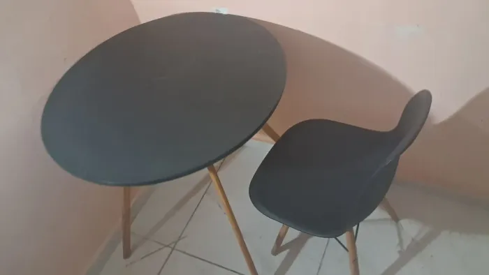 MESA COM CADEIRAS EAMES 