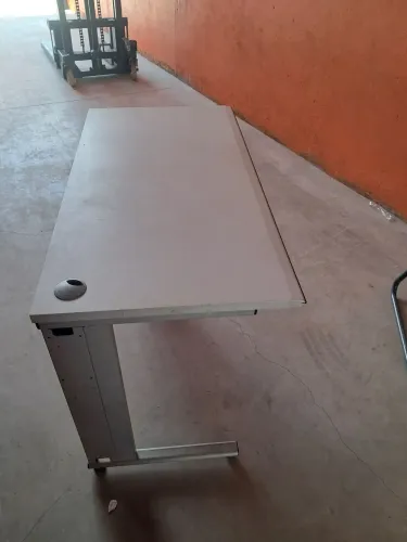 Mesa escritório com tomadas embutidas