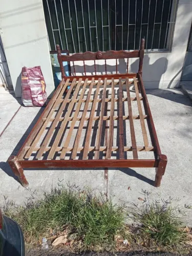 Cama casal de madeira. 300,00 Realizamos entregas, Consulte o frete.