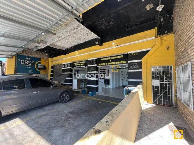 Prédio comercial e residencial à venda em frente a UFSC