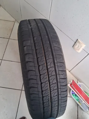 Pneu 225/75 R16c Goodyear novo