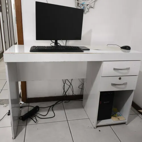 Imperdível. Motivo viagem. Escrivaninha excelente com 3 gavetas. Sem defeito