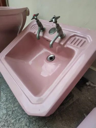 Antigo conjunto de louça de banheiro rosa! Belíssimo!