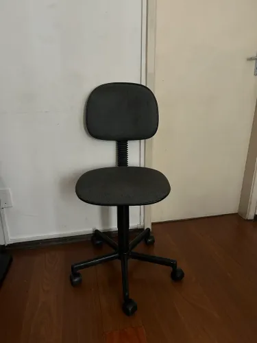 Vendo cadeira de escritório com rodinhas.