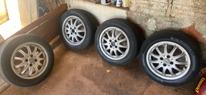 Rodas com Pneus 185/6015 pneus com 80% de borracha todos da mesma medida 