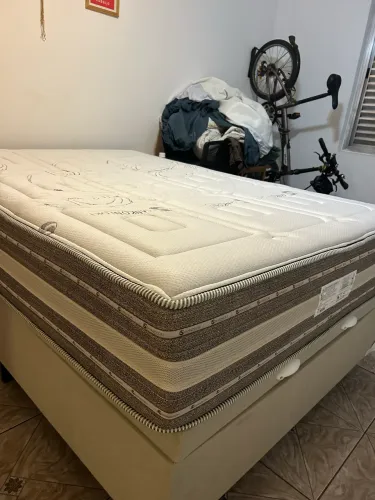 Colchao + cama box bau casal sankonfort impecavel sempre usado com protetor imperveavel
