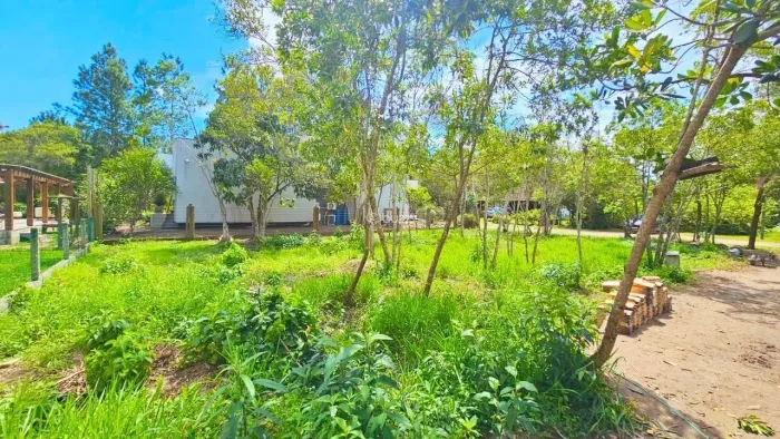 Terreno em condomínio fechado com acesso a Lagoa na Praia do Rosa