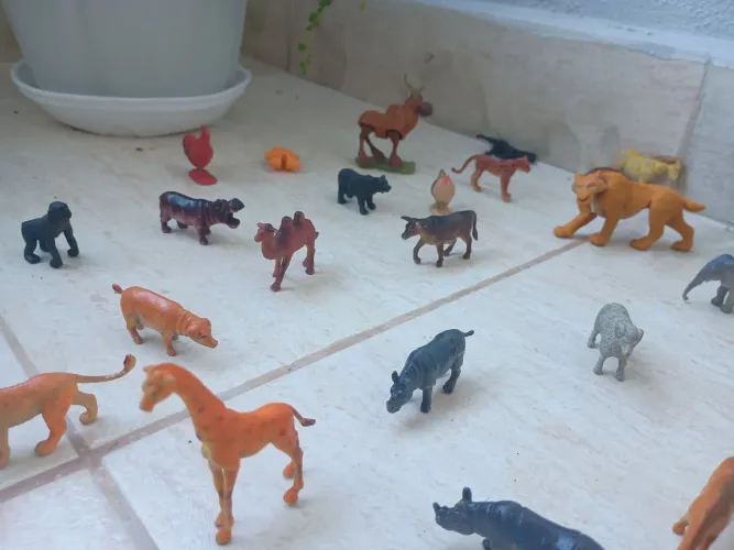58 animais de brinquedo, plástico