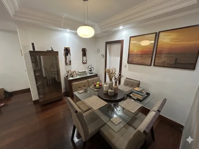  Sala de Jantar: Mesa Quadrada com 6 Cadeiras, Buffet e Cristaleira - Ótimo Estado 
