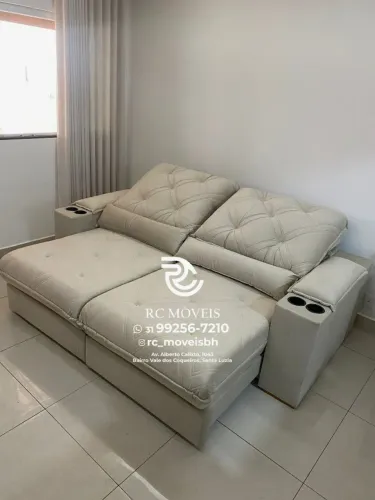 Sofá Retrátil Reclinável Cuiabá com Porta Copos D33 Molas Ensacadas