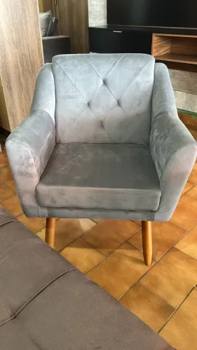Poltrona Cinza Estofada - Confortável e Moderna