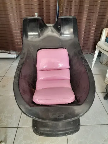 Lavatório e cadeira de corte