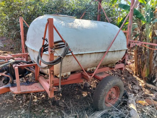 Tanque pulverizador 2.000 L jacto de arrasto 