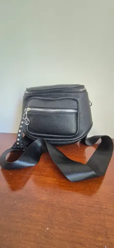 Bolsa preta feminina compacta transversal com zíper