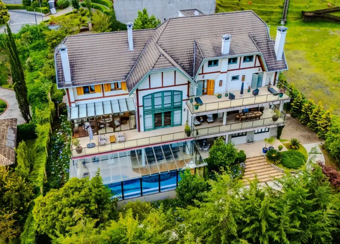 Casa à venda com 7 suítes no Condomínio Vila Simonsen em Campos do Jordão/SP.