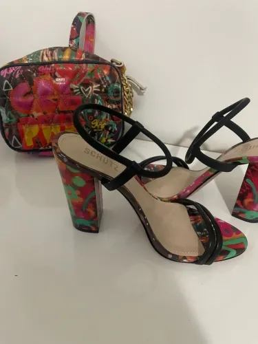 Conjunto de bolsa e sandália Schütz