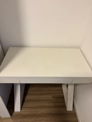 Mesa escrivaninha com gaveta central