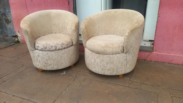 2 poltronas precisa higienizar 350.00 as 2 não entrego *